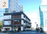 信号2つ目の【新宿一丁目北】交差点（正面に東京電力・水炊き「玄海」）を渡って右に進みます。