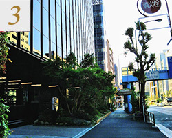 直進していると歩道橋が見えてきます。歩道橋を越えた先にあるファミリーマートお手前を左折します。