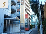 まっすぐ進むと左手にホテルリステル新宿があります。